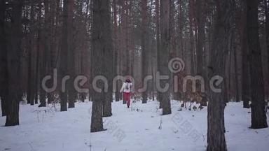 非洲裔美国女孩跑过冬季森林走向相机，微笑。 穿暖和夹克的漂亮女孩停下来